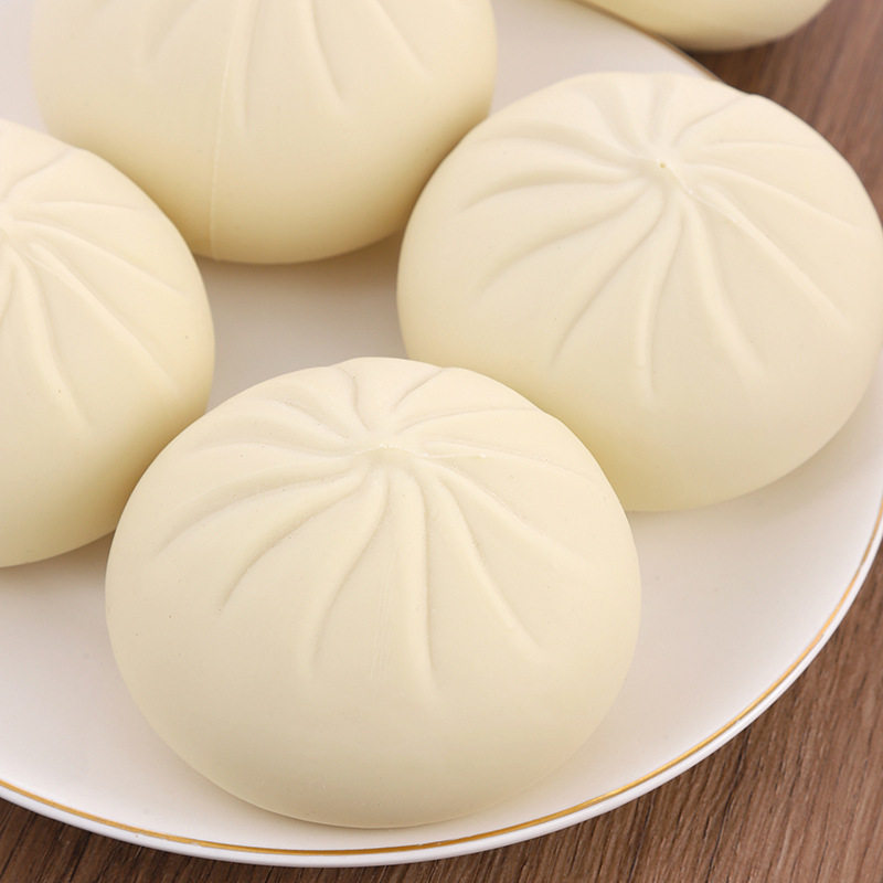 大きなパンをつまむ