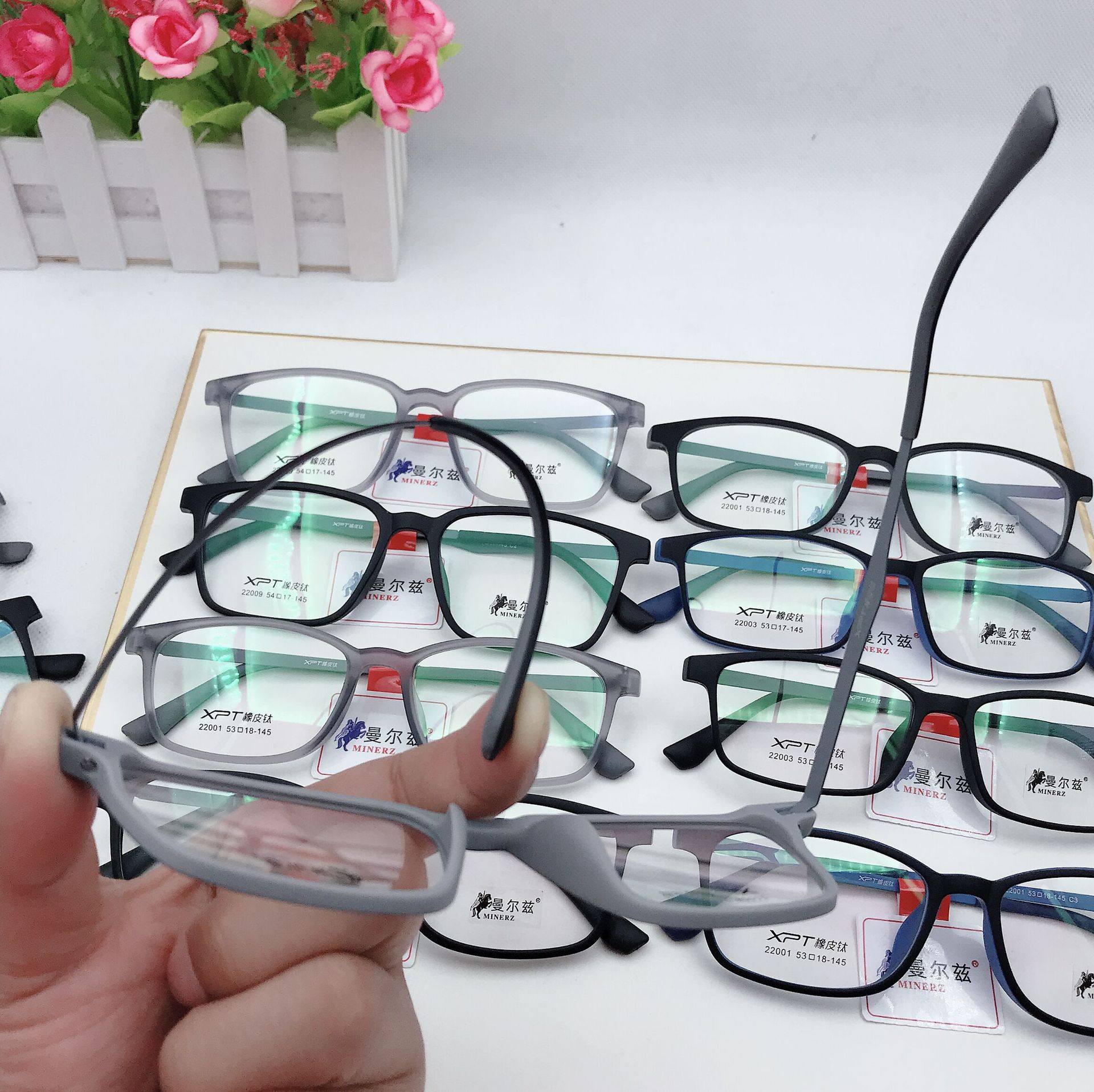 Shenzhen Ultra-Light Pure Titanium Rubber Titanium Glasses Frame Soft and Comfortable Memory Titanium Leg Elastic Paint Rubber Frame Myopia Glasses