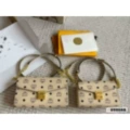 M envelope wrapped in rice colored leather with chain splicing, large size 23cm