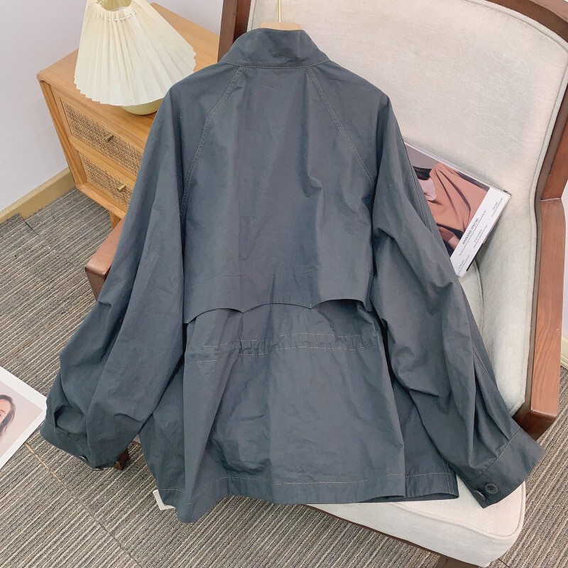 Áo khoác nữ dáng rộng cổ đứng viền chỉ tương phản phối dây rút — nâu xám