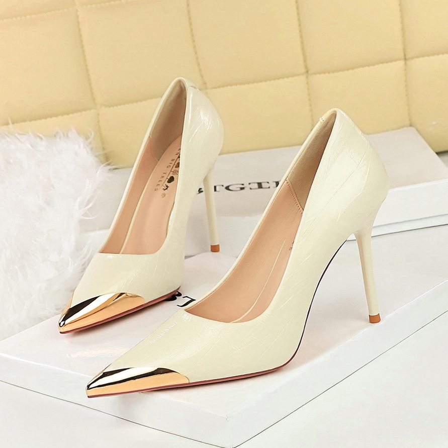 Giày Cao Gót Nữ Da Bóng Mũi Nhọn Gót Nhọn Trang Trí Kim Loại Chiều Cao Đế Khoảng 8cm Màu Đen, Đỏ Rượu Vang, Bạc, Kem...