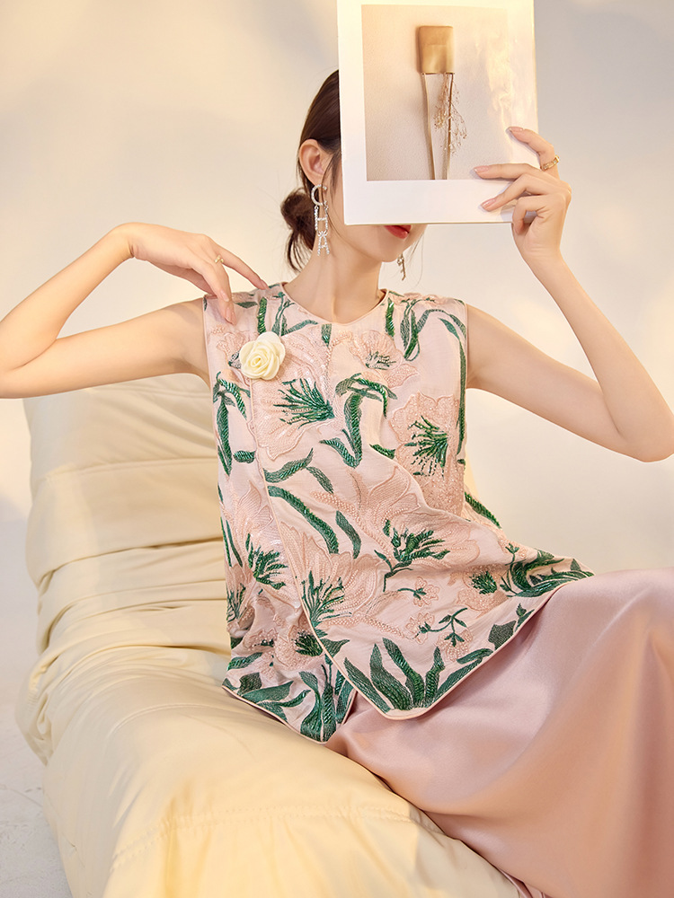 Áo vest nữ không tay thêu hoa nổi chất liệu satin phối họa tiết cành hoa — Hồng xanh (phát hành cùng ngày), Màu xanh hồng (giao hàng trong 7 ngày), Màu xanh mơ (giao hàng trong 7 ngày), Màu xanh mơ (phát hành cùng ngày)