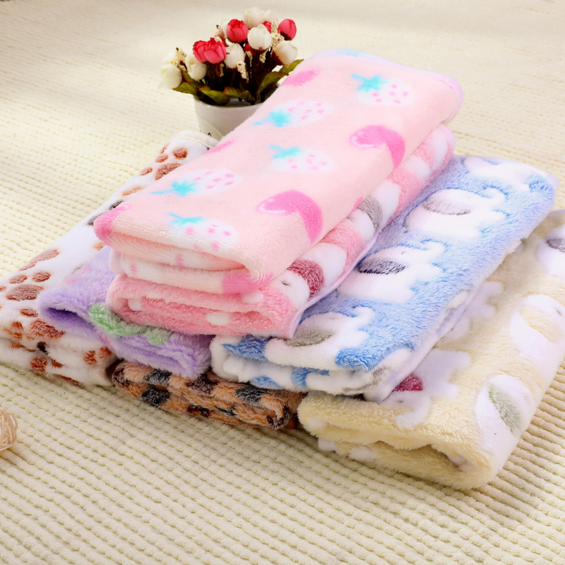 Pet blanket factory direct dog blanket super soft warm coral fleece kennel mat cat dog wholesale cat cage