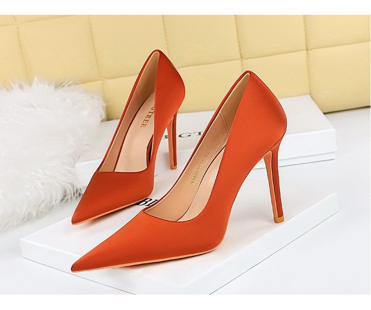 Giày cao gót nữ mũi nhọn chất liệu satin mềm mại phong cách thanh lịch dự tiệc — Màu đen, Màu đỏ cam, Màu Sâm panh, Màu xanh lục đậm