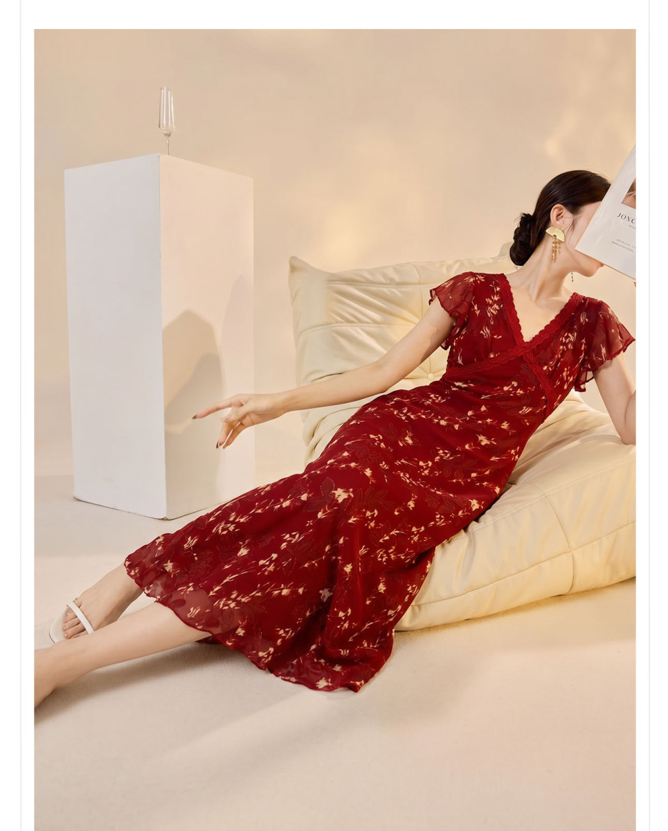 Đầm hoa nhí dáng lửng cổ chữ V phối ren vai — màu đỏ