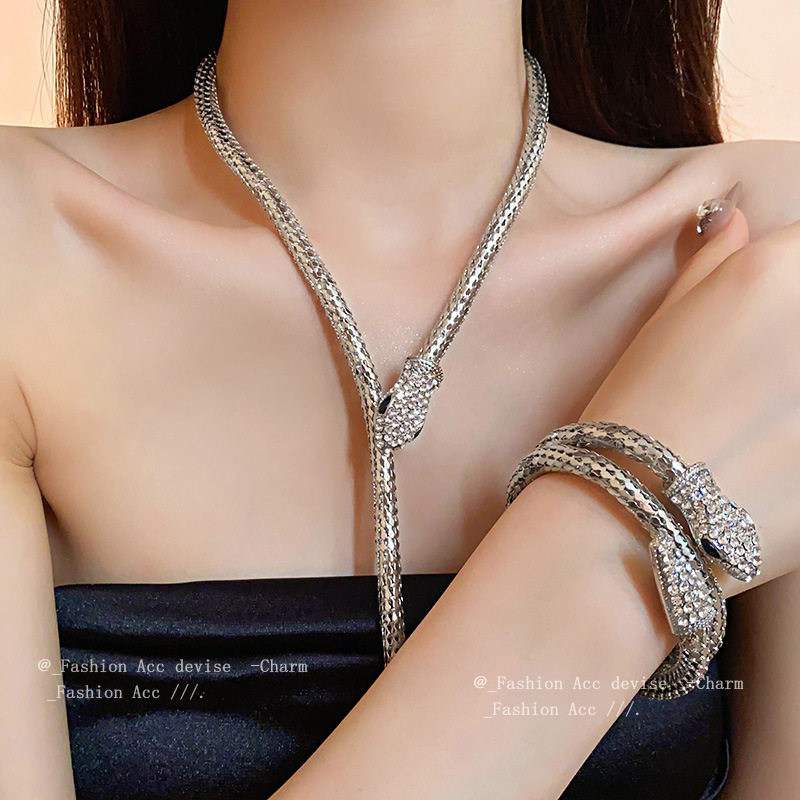 French Entry Luxury Snake-shaped Diamond-encrusted Magnetic Necklace Niche Simple Design Clavicle Chain Fashion High-end Jewelry for Women