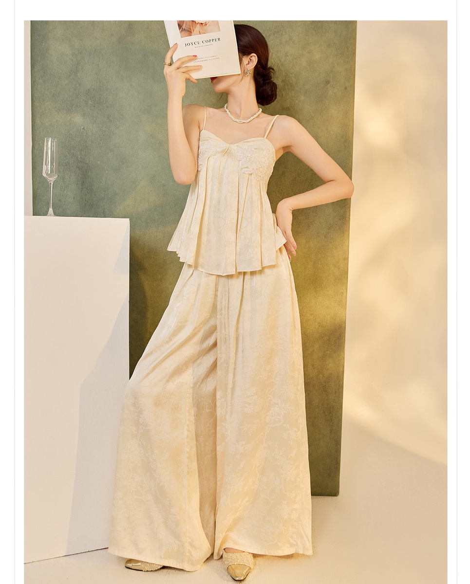Set ba món nữ gồm áo hai dây thêu, áo khoác cardigan và quần dài — dây đeo, quần, áo khoác