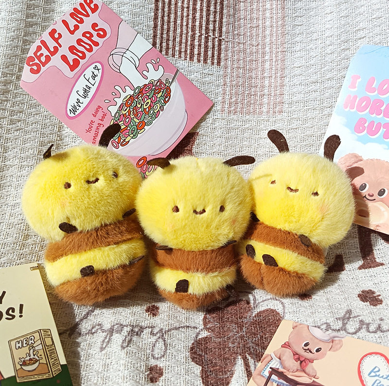 New cute little bee plush doll doll key chain pendant four inch doll machine plush toy wholesale