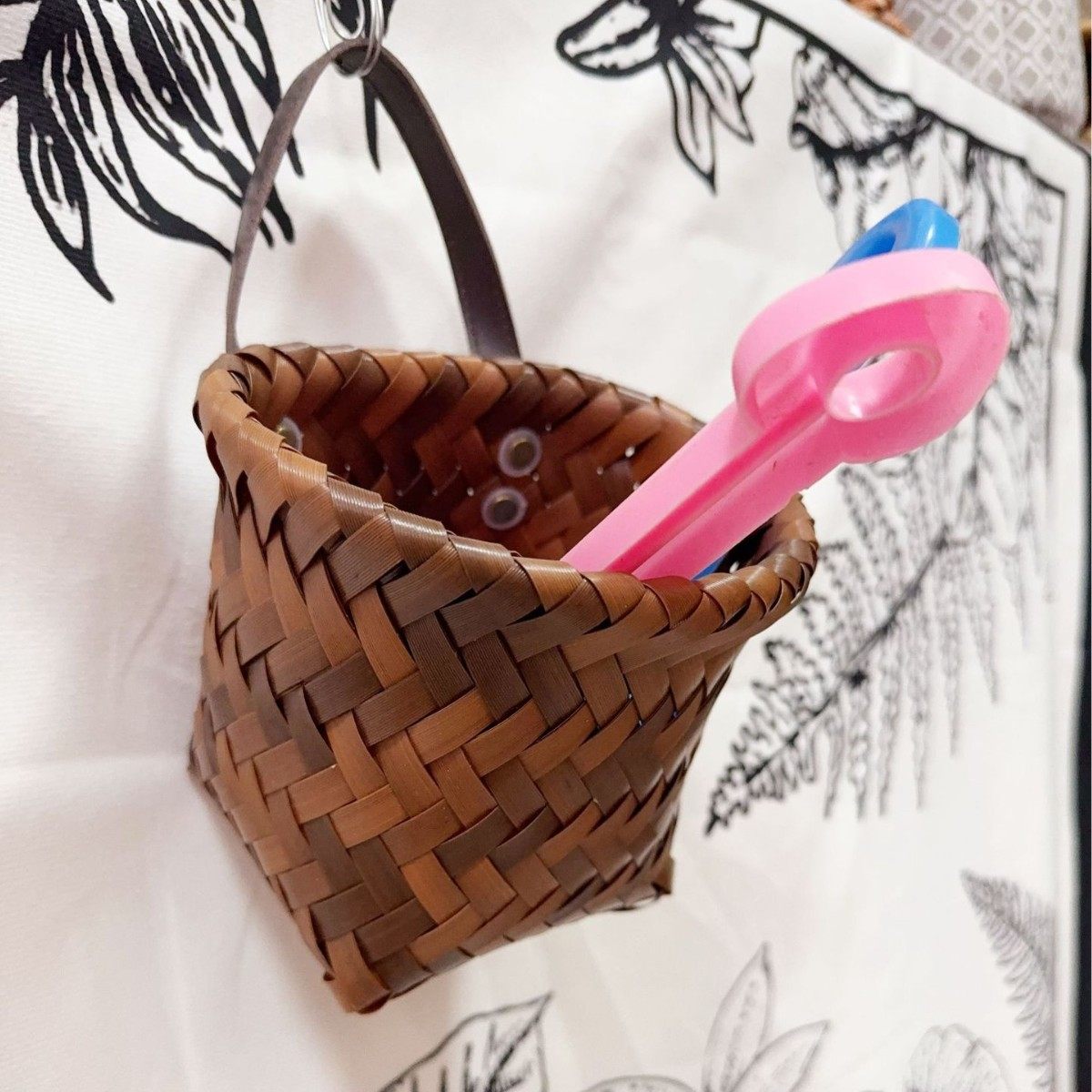 Imitation Rattan Hand-Woven Onion, Ginger, and Garlic Storage Basket, Wall-Mounted Storage Basket for the Entrance, Home Flower Arrangement Basket