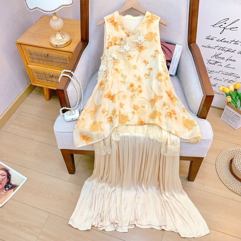 Set áo vest không tay in hoa ren cài khuy kèm chân váy xếp ly dài cạp thấp — Vàng mơ
