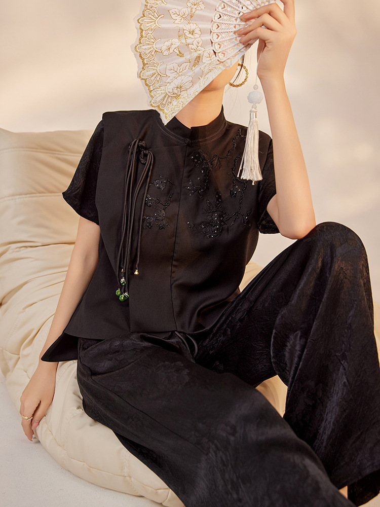 Áo vest nữ cổ đứng thêu nổi cài khuy phong cách thanh lịch — Ngọc Bích Đen (Giao Hàng Ngay), Trắng tuyết satin (tóc làm trong ngày)