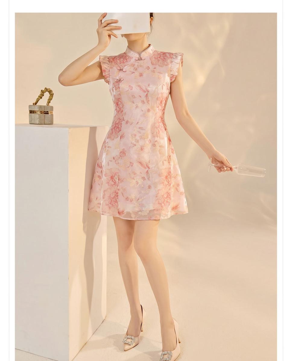 Đầm áo dài cách tân dáng ngắn cổ đứng thắt eo họa tiết hoa vải jacquard — Màu hồng