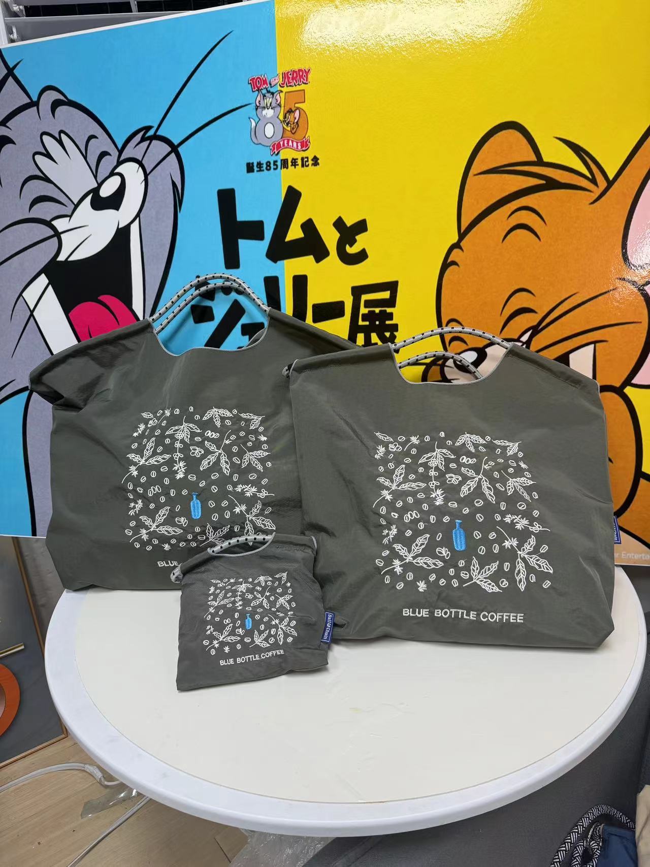 グレー・ブルーのボトル