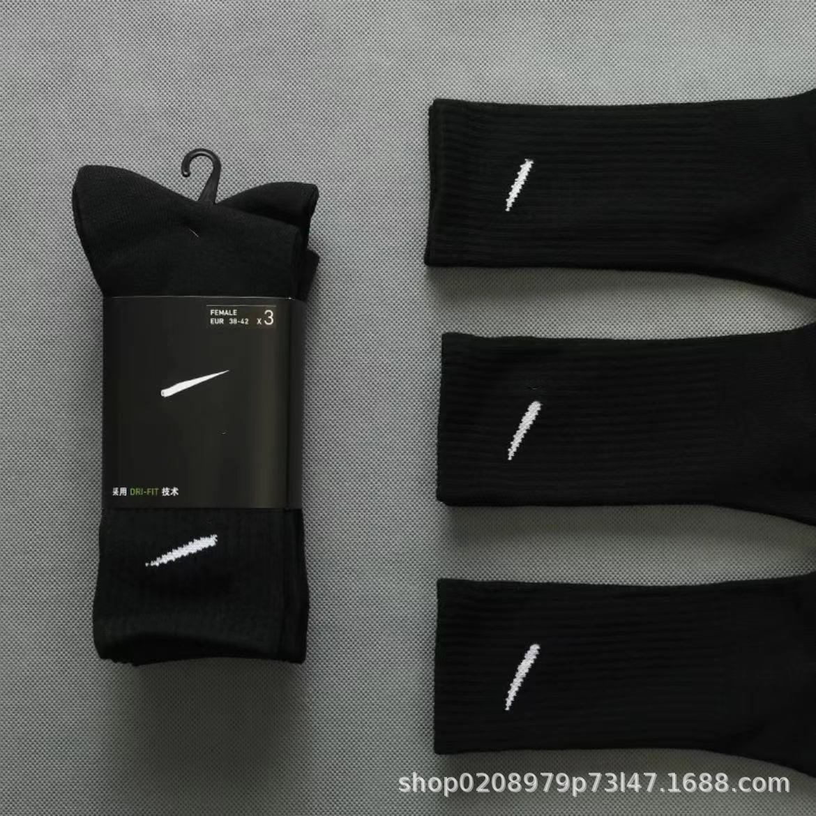 Suwannixtort's summer sports socks, both men's and women's.