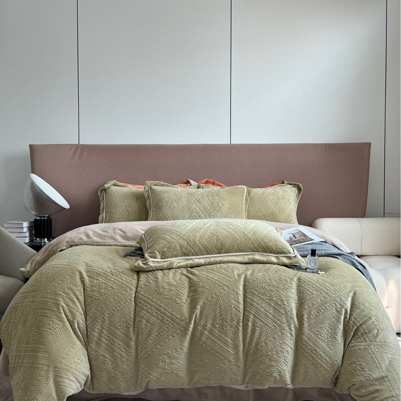 Winter thickened milk velvet four-piece set double-sided warm coral velvet three-piece set flannel single quilt cover fitted sheet wholesale