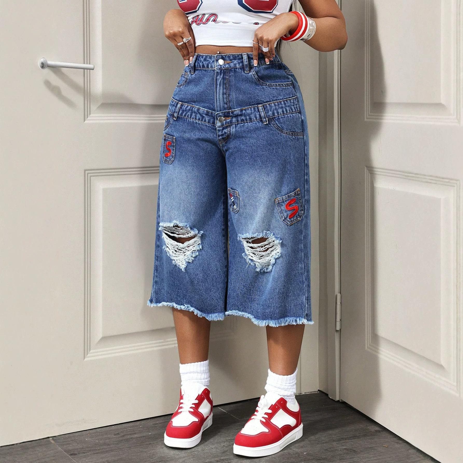 Casual Distressed Denim Capris for Women Summer Style Frayed Hem Comfortable Fit Ready to Ship Low MOQ