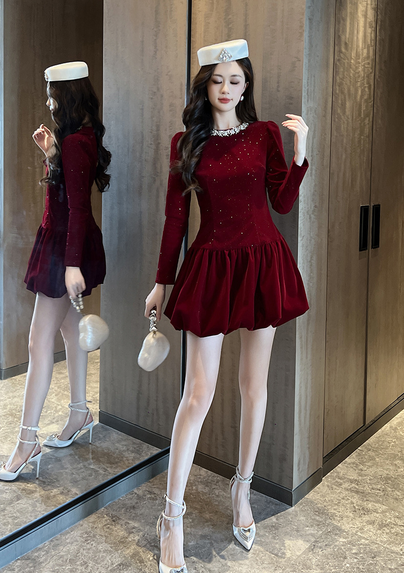 Đầm nhung đỏ cổ tròn đính đá thắt eo dáng xòe — Màu đỏ rượu