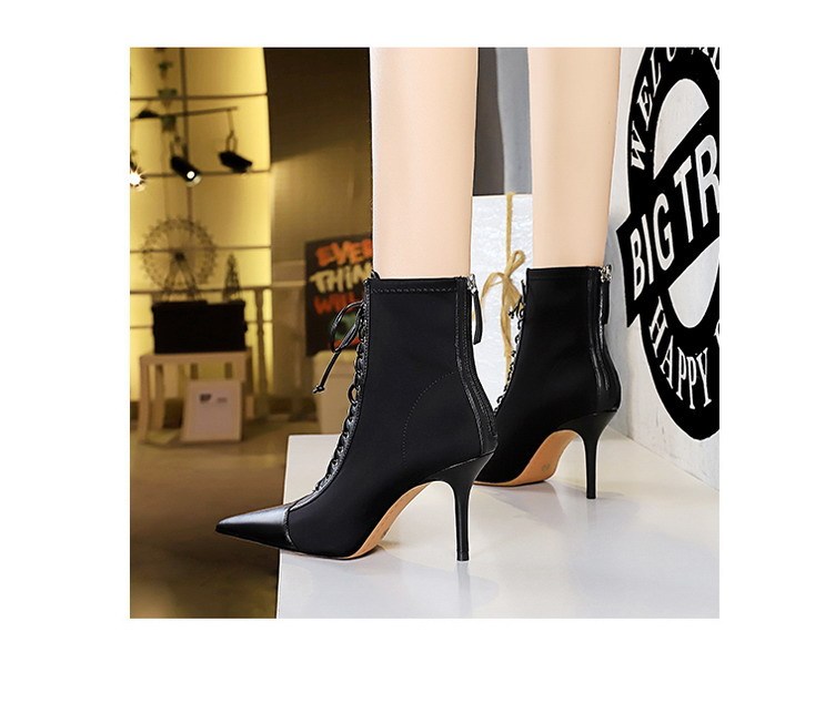 Boot nữ cổ thấp mũi nhọn gót cao phối dây buộc chéo, khóa kéo sau — Màu đen