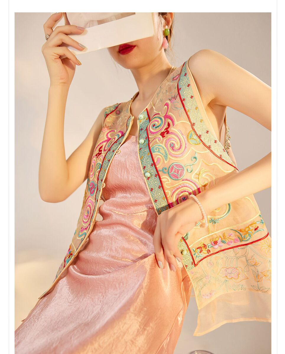 Áo vest nữ cổ tròn một hàng cúc thêu hoa lụa tơ tằm — Màu đen