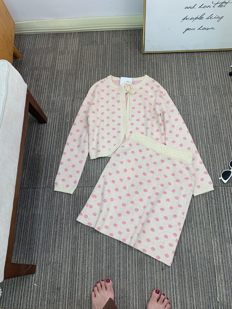 Bộ cardigan dệt kim họa tiết chấm bi kèm chân váy midi — Chân váy, Áo khoác cardigan dệt kim