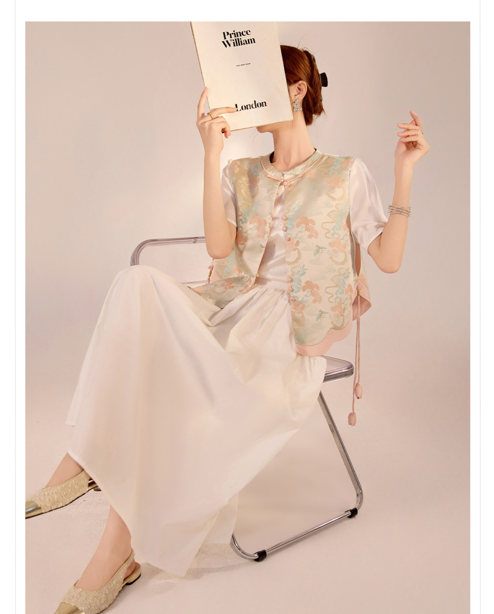 Áo gile nữ dáng vest họa tiết hoa, cổ tròn cài móc, phối tua rua thanh lịch — Hoa anh đào