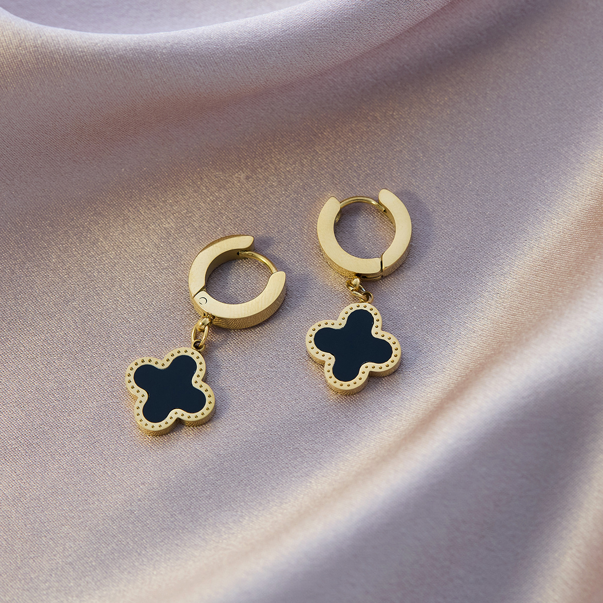 四つ葉のクローバー 黒のイヤリング