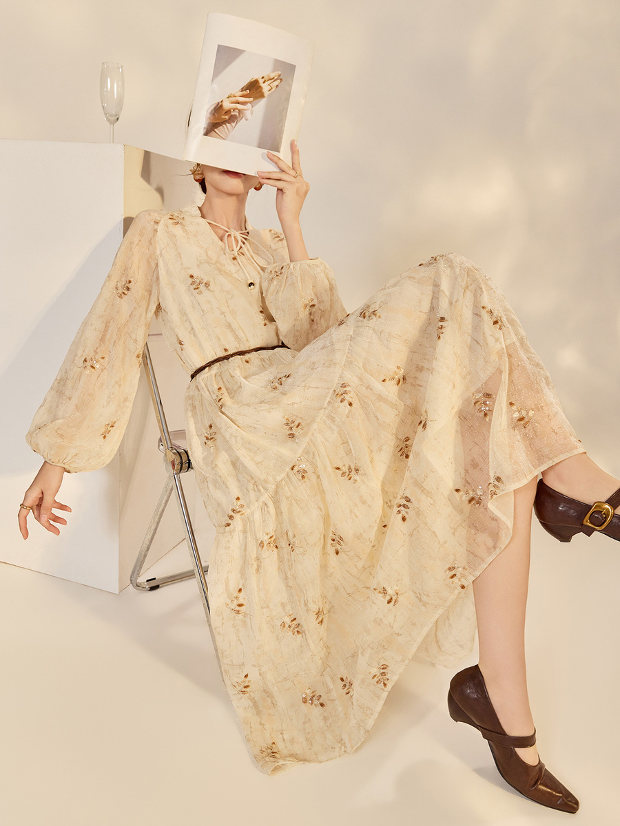 Đầm maxi nữ dài tay cổ chữ V họa tiết hoa nhẹ nhàng — Màu yến mạch (giao hàng trong 7 ngày), Màu yến mạch (giao hàng trong ngày)