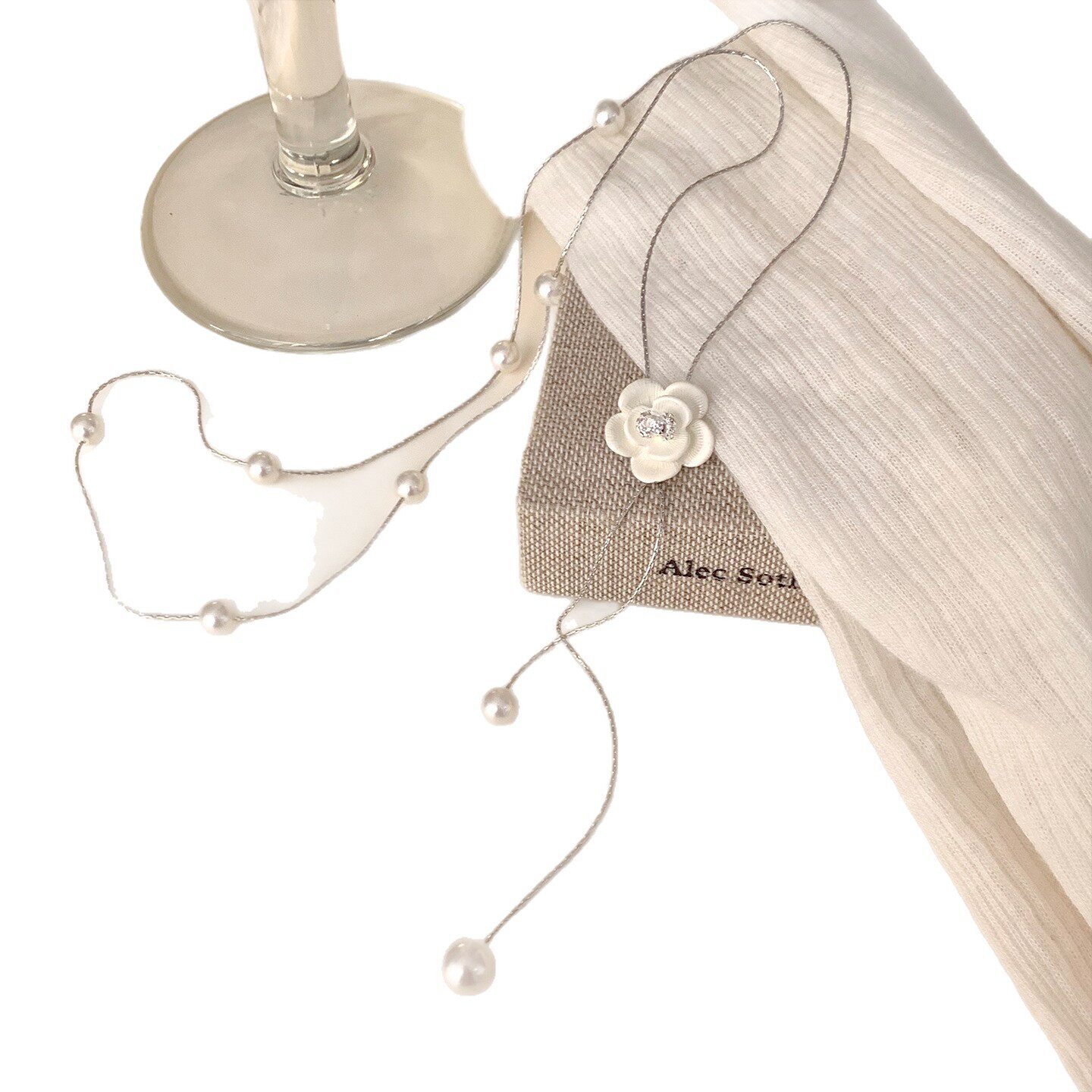 Light Luxury Camellia Pearl Pendant Necklace, Feminine and Elegant Long Sweater Chain, Niche High-End Necklace Accessories