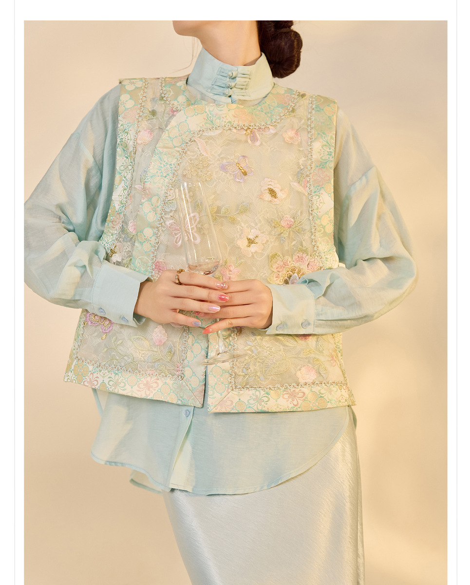 Áo gile nữ dáng vest cổ tròn thêu họa tiết hoa — màu xanh nhạt