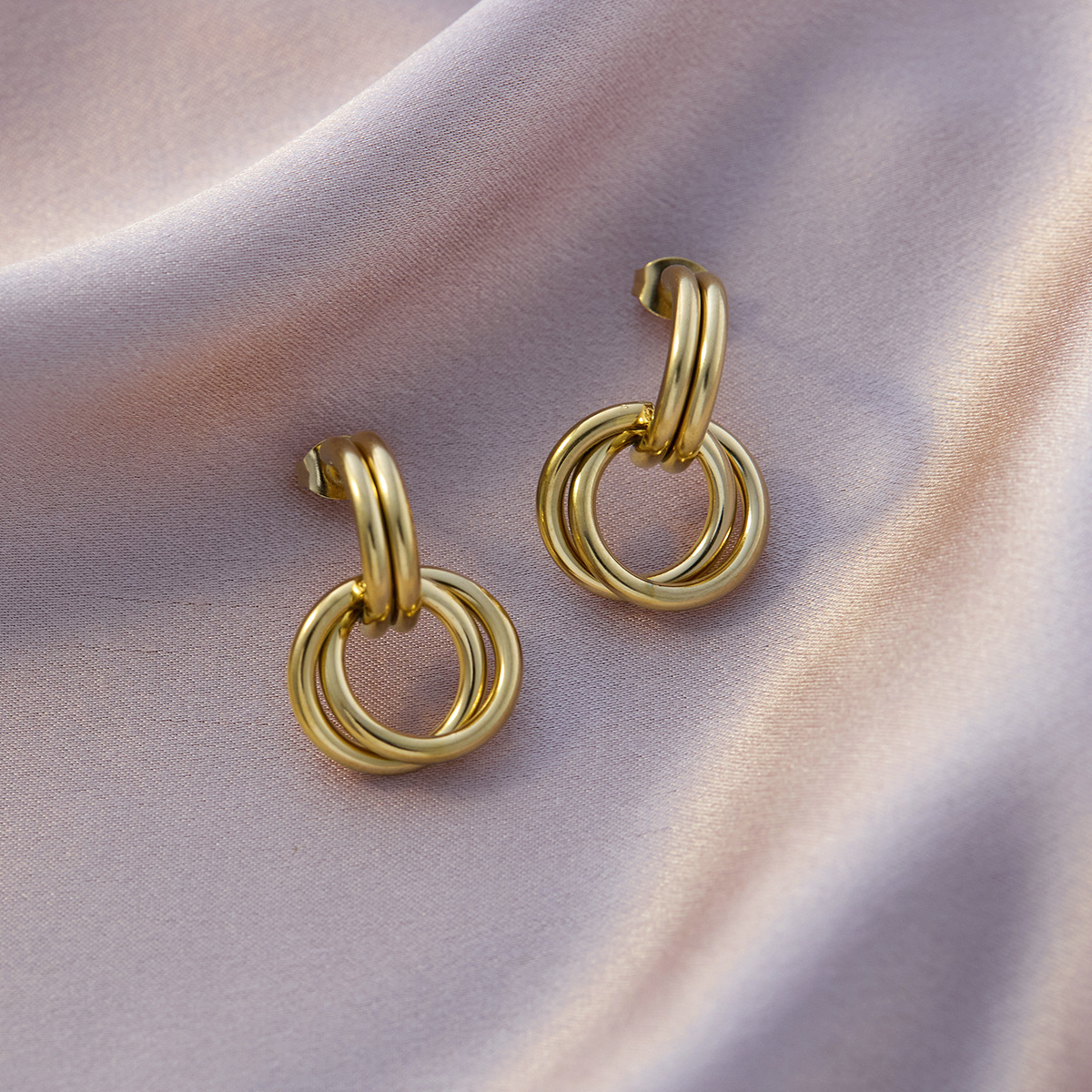 絶妙なダブルフープイヤリング