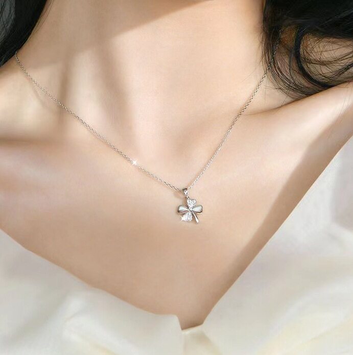 White Copper Lucky Four-Leaf Clover Necklace Accessories for Women Niche Simple Elegant Clavicle Chain Pendant Accessible Luxury High-End Accessories