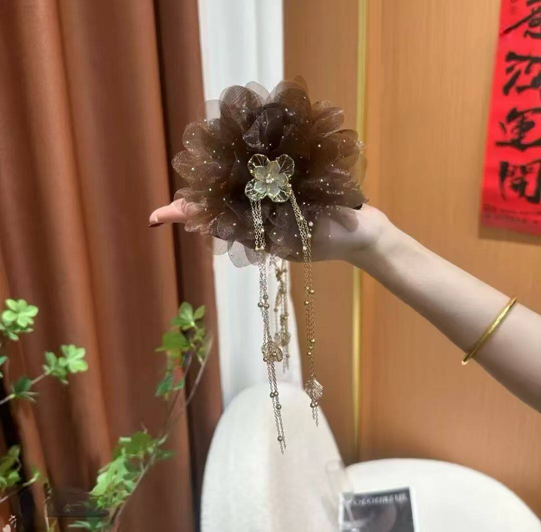 新款牡丹花羽毛网红高颜值轻奢时尚后脑勺鲨鱼洋气发夹上档次