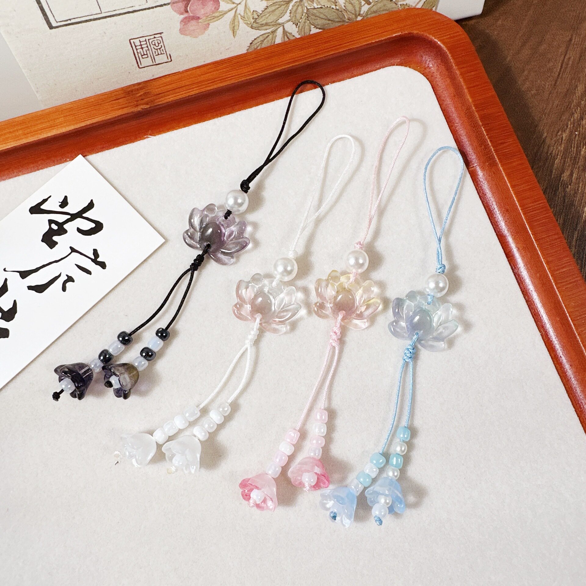 สร้อยคล้องโทรศัพท์มือถือลูกปัดรูปดอกบัวสไตล์จีนโบราณ พร้อมกระดิ่งและกล้วยไม้ ของประดับกระเป๋า จี้ห้อยสำหรับผู้หญิง เครื่องประดับชั้นเลิศ ของขวัญสุดประณีต