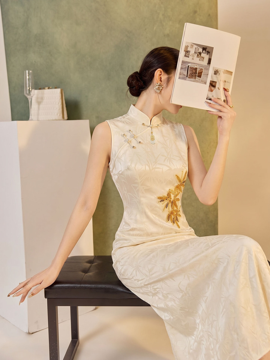 Đầm dài dáng ôm cổ đứng họa tiết hoa vải jacquard — Màu be