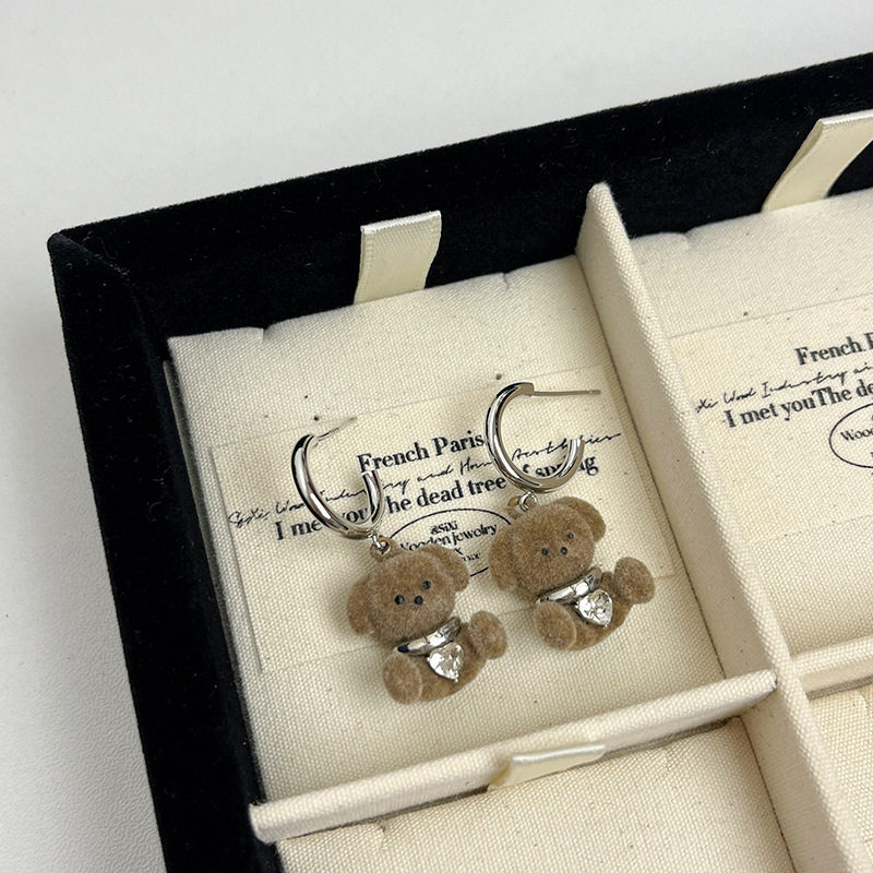 植毛ヒグマのイヤリング