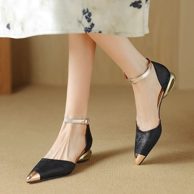 Sandal nữ quai ngang bít mũi mũi nhọn kim loại gót thô 3cm phối cùng áo dài — Màu be, màu đen, Xanh lá cây