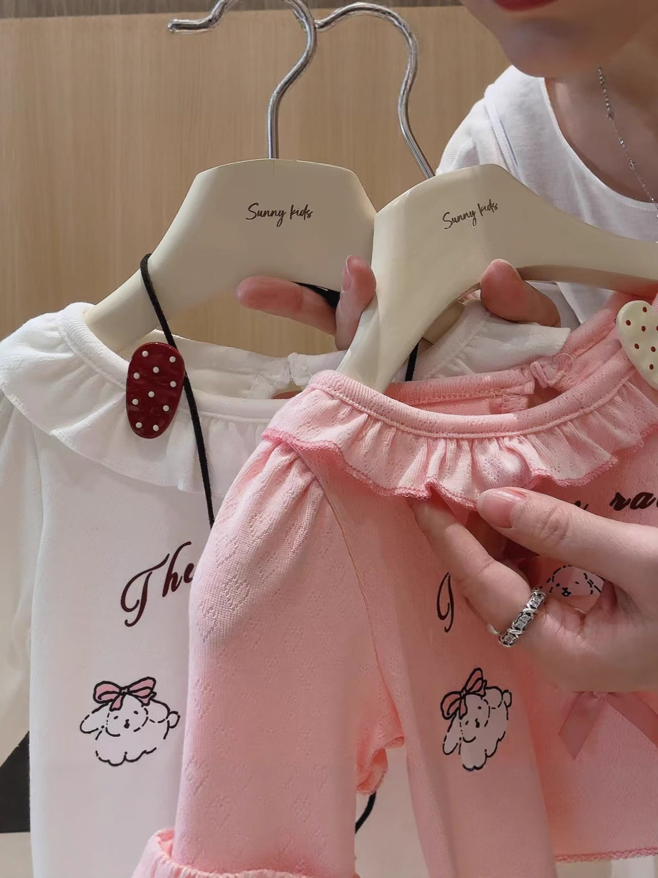 Kaos lengan panjang warna polos bayi perempuan baru musim gugur, stylish serbaguna, detail pita renda lucu