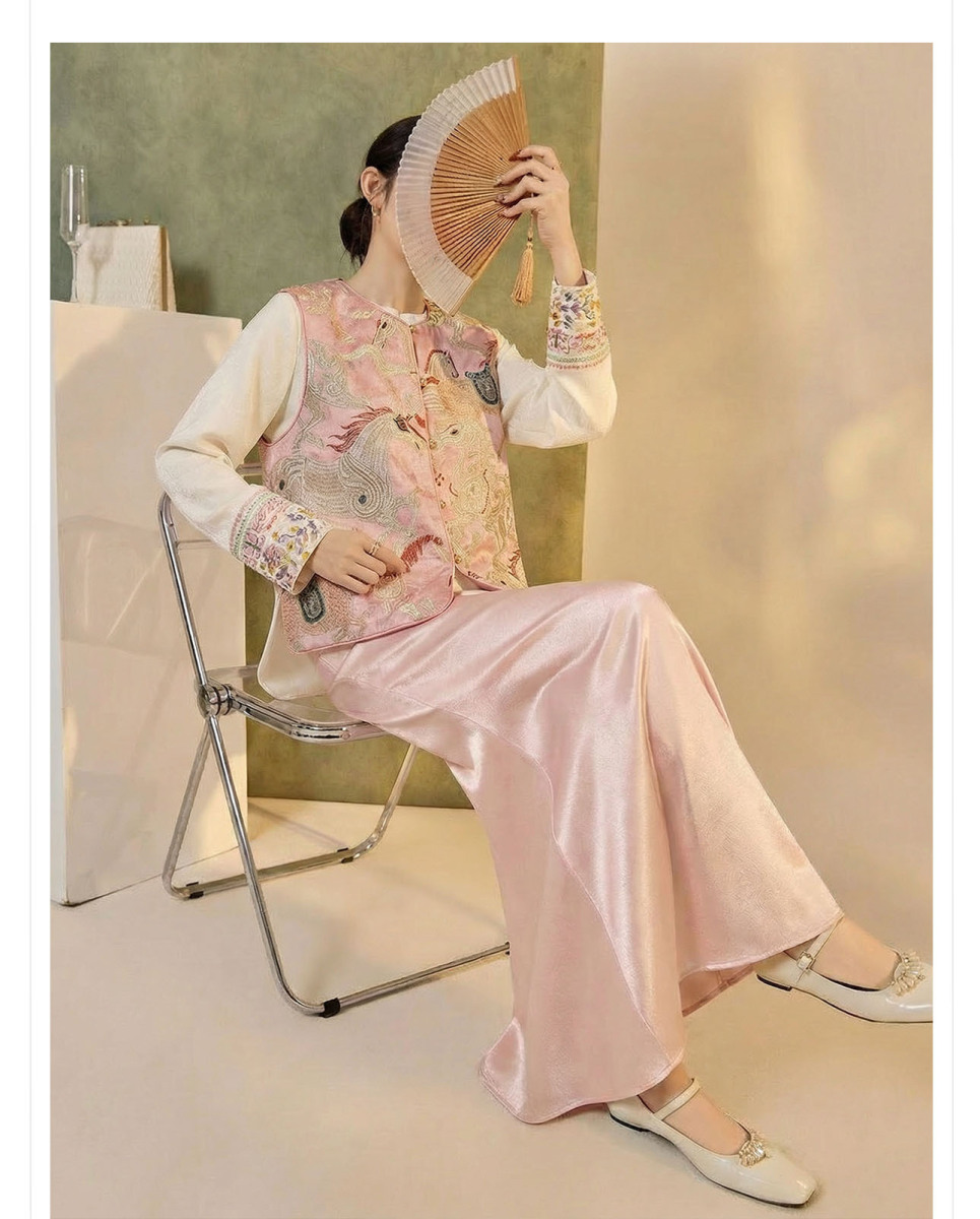 Áo gile nữ thêu họa tiết hoa phối cúc một hàng dáng rộng — Màu hồng