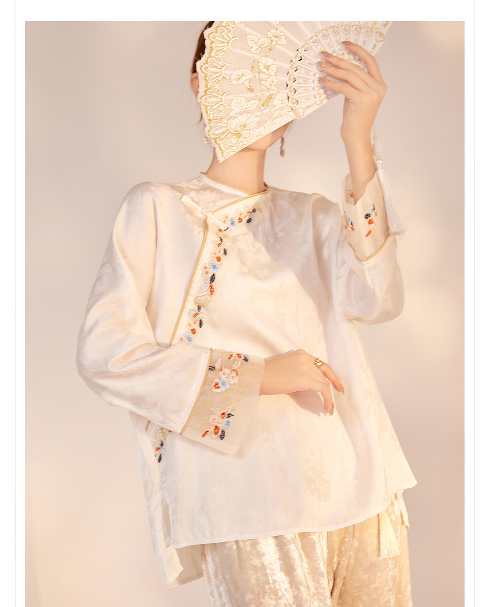 Áo nữ dài tay cổ tròn thêu hoa cài khuy lệch vai phong cách thanh lịch — Cloud Silk White (Giao hàng ngay hôm nay), Cloud Silk White (Giao hàng trong 7 ngày)