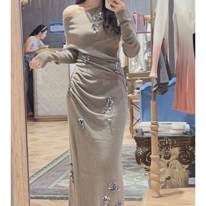 [Two-Piece Set] Slanted Shoulder Slim Casual Fashion Slimming Look Top Pullover Knitwear + Skirt Suit for Women