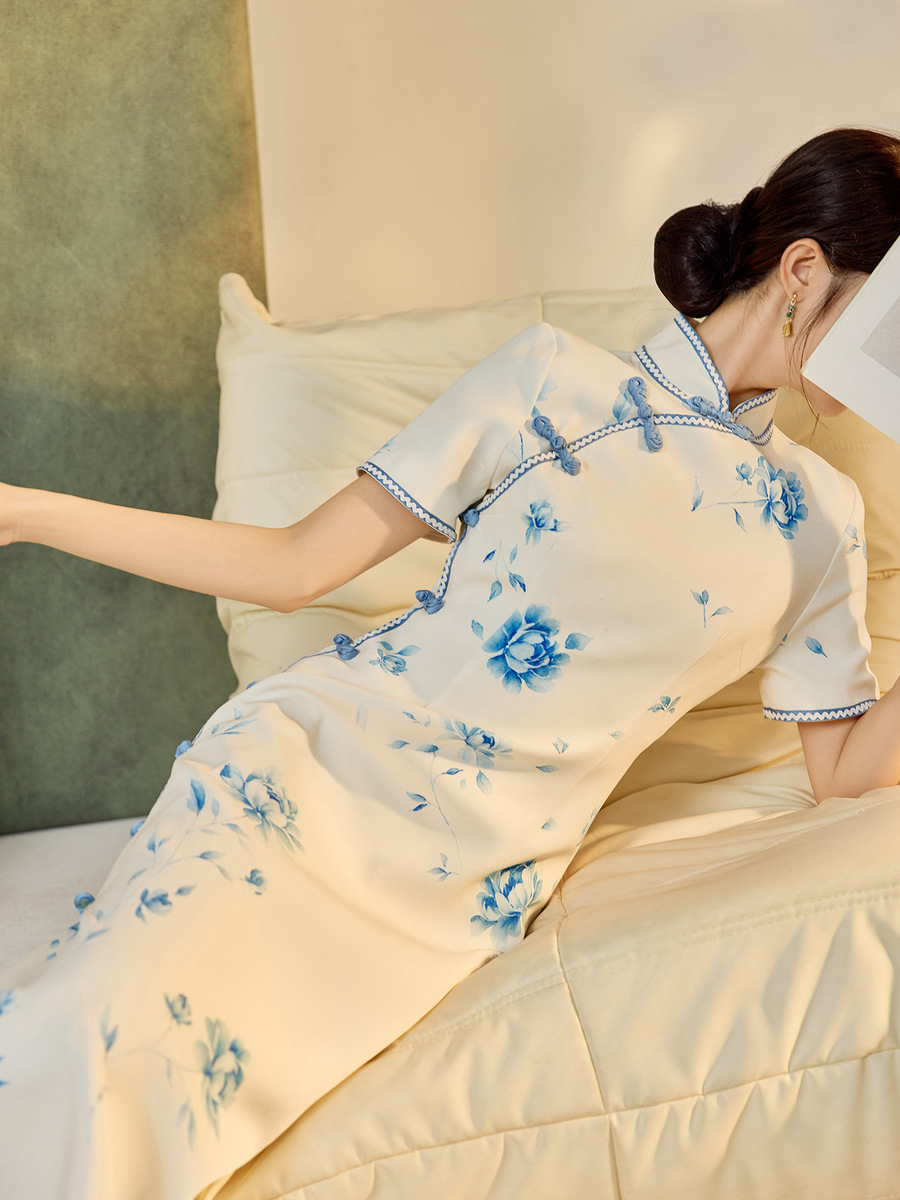 Đầm dài họa tiết hoa kèm khăn choàng, tay ba phần tư — khăn choàng, chiếc váy