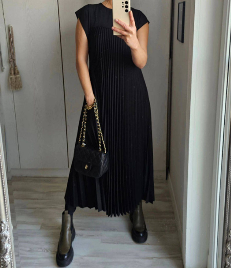 Sleeveless Pleated Dress Round Neck Fashionable Autumn Winter Style Perfect for Casual or Formal Occasions