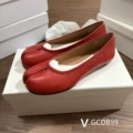 Red flat bottom without wrinkles