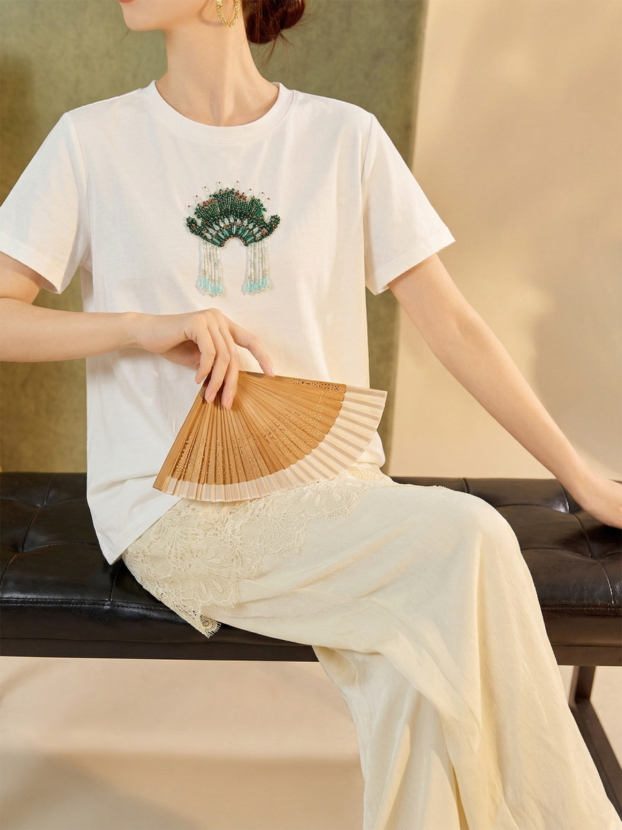 Áo thun nữ tay ngắn cổ tròn thêu tay họa tiết hình học phong cách retro — Mão phượng trắng/xanh lá