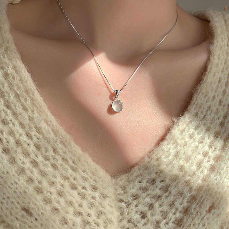 Japanese and Korean Style White Chalcedony Round Pendant Necklace Can Be Worn by Both Sides, Clavicle Chain, Fashionable Short Women's Neck Necklace