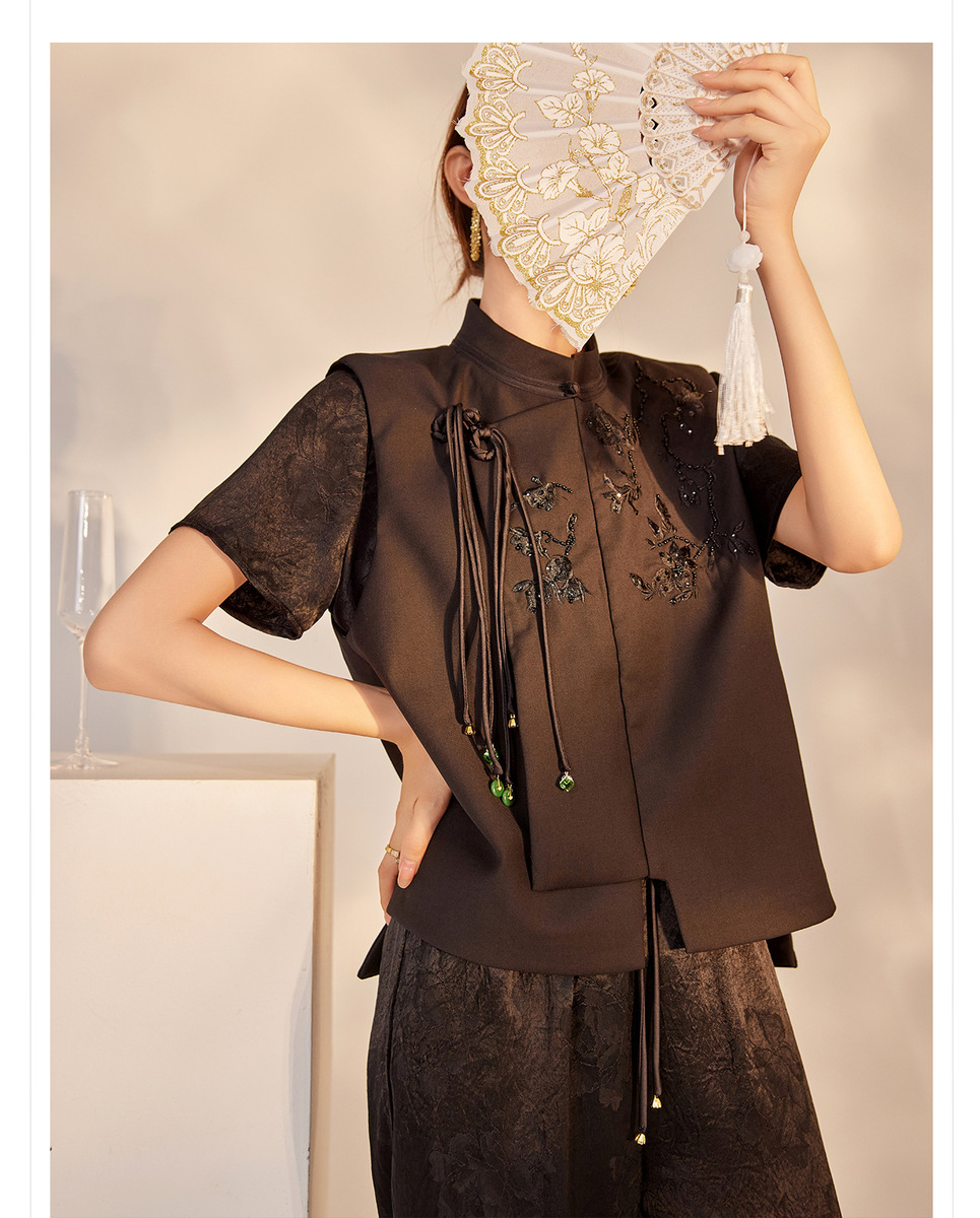 Áo vest nữ cổ đứng thêu nổi cài khuy phong cách thanh lịch — Ngọc Bích Đen (Giao Hàng Ngay), Trắng tuyết satin (tóc làm trong ngày)