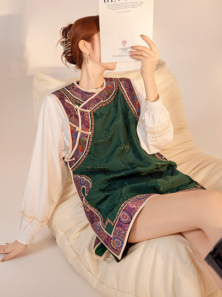Áo vest nữ dáng trung dài màu xanh lá họa tiết hoa thêu