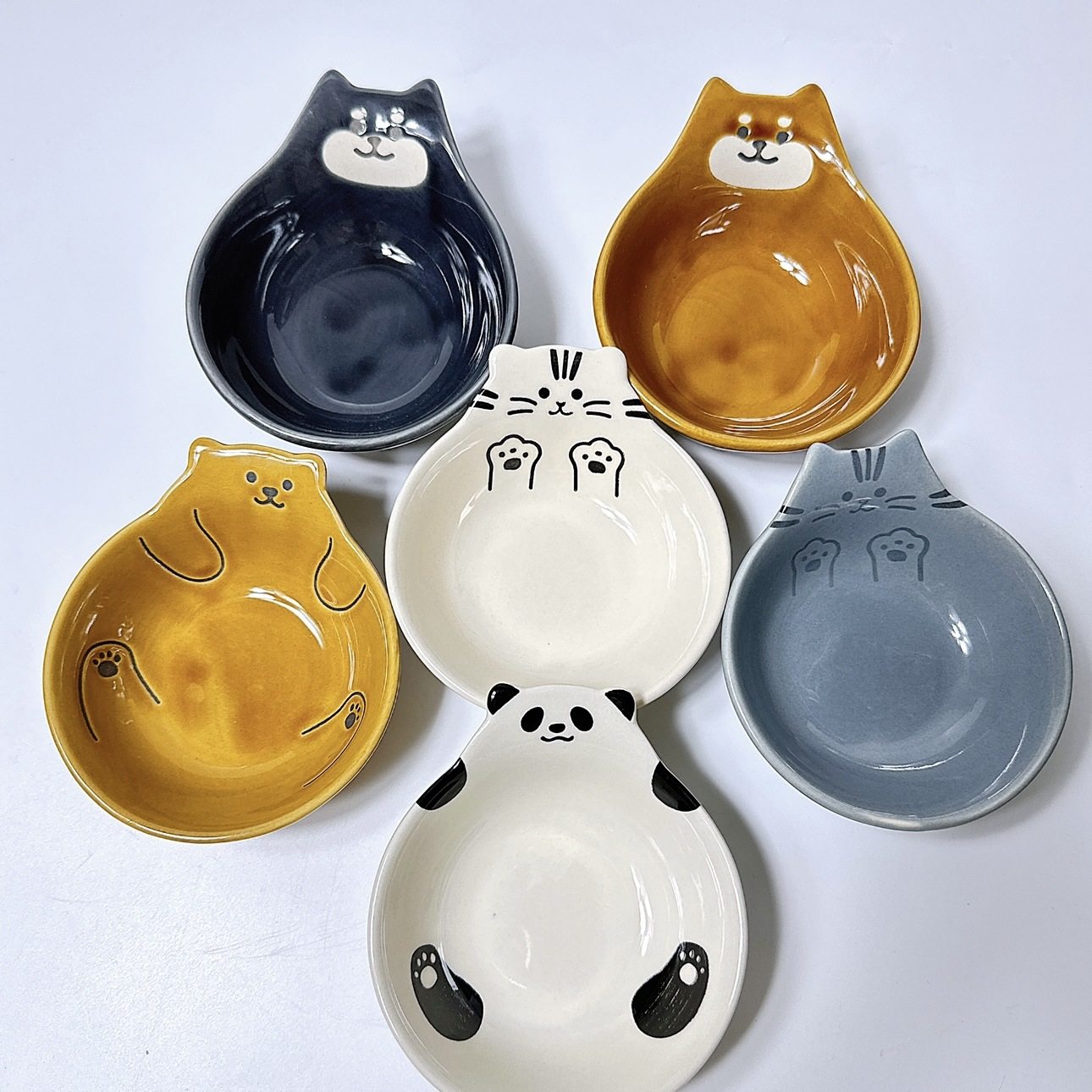 Export original Japanese-style cartoon embossed ceramic bowl children's bowl household sauce dish seasoning dish small Bowl flavor dish