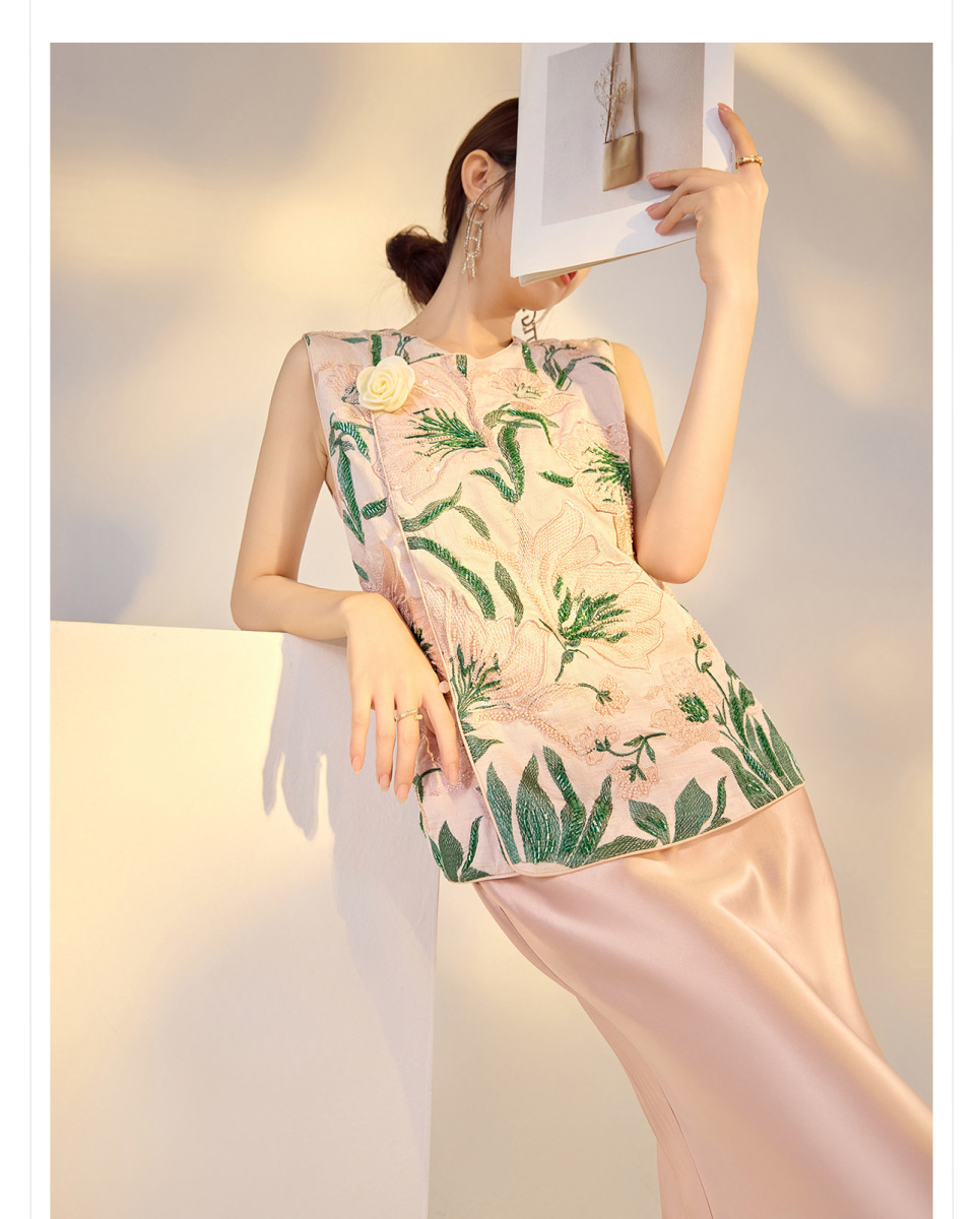 Áo vest nữ không tay thêu hoa nổi chất liệu satin phối họa tiết cành hoa — Hồng xanh (phát hành cùng ngày), Màu xanh hồng (giao hàng trong 7 ngày), Màu xanh mơ (giao hàng trong 7 ngày), Màu xanh mơ (phát hành cùng ngày)