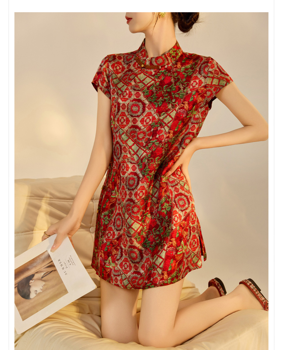 Đầm chữ A nữ cổ đứng thêu họa tiết cao cấp dáng suông — Màu caramel, Màu đỏ san hô